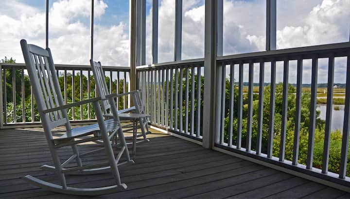 Deck screen porch in Baltimore, MD. The expert deck builders